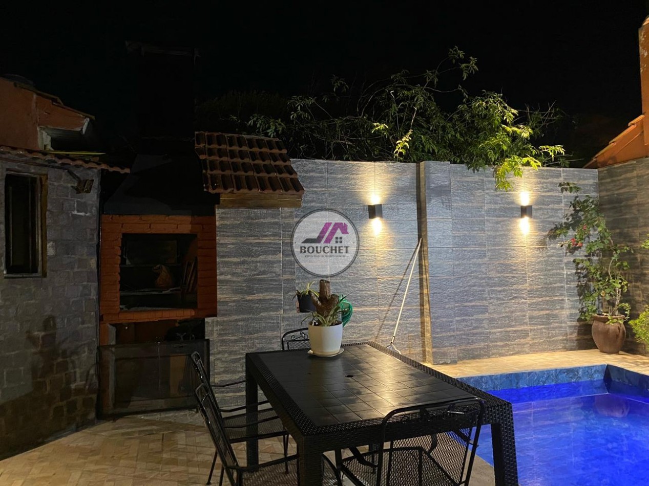 VENDO CASA 5 AMBIENTES CON PILETA EN LAS FAROLAS