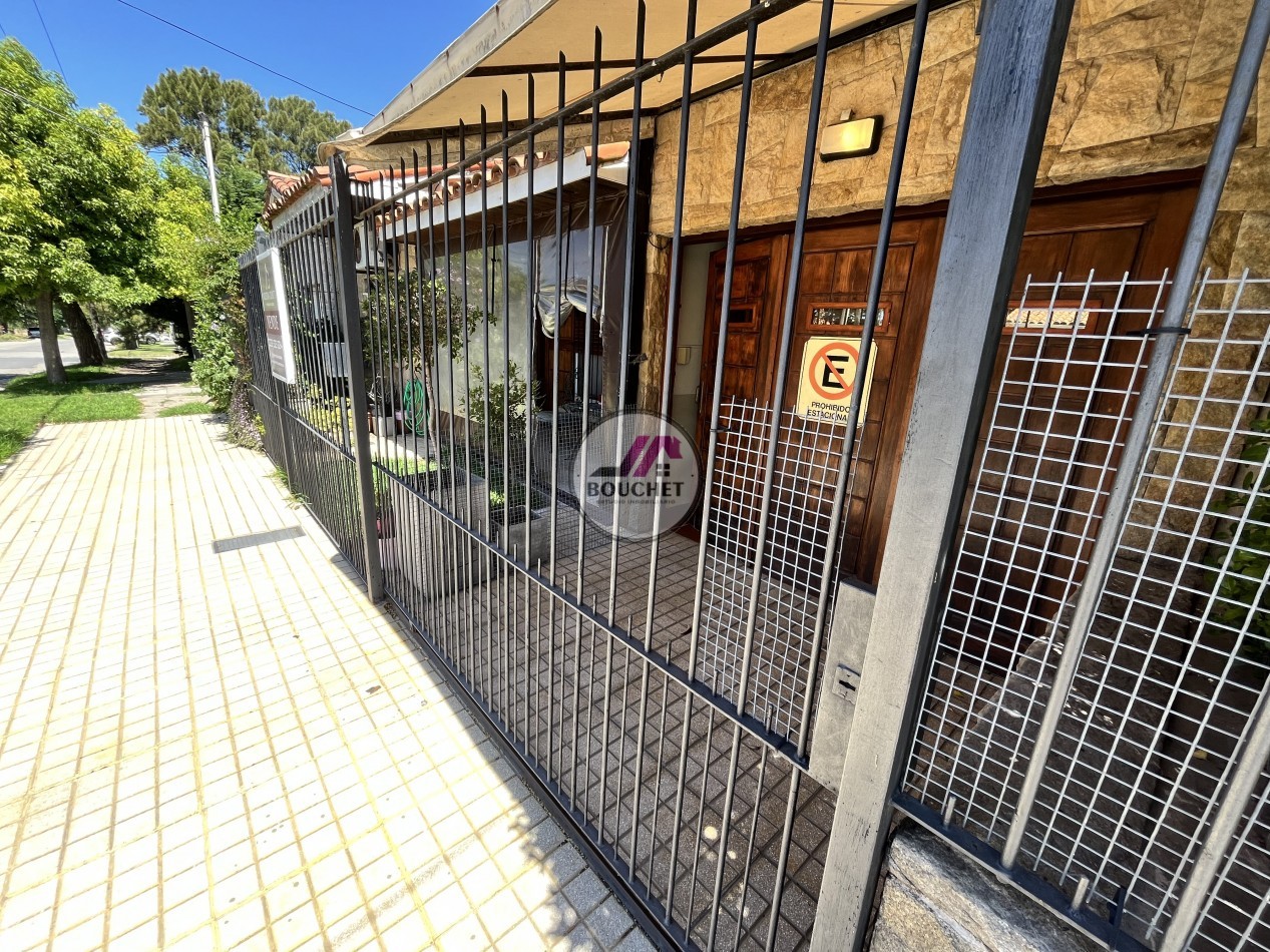CHALET 5 AMBIENTES, GARAGE QUINCHO DOBLE Y JARDIN EN VENTA | PUNTA MOGOTES