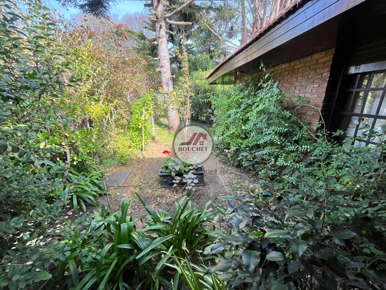 VENDO CASA 5 AMBIENTES CON PILETA EN LAS FAROLAS