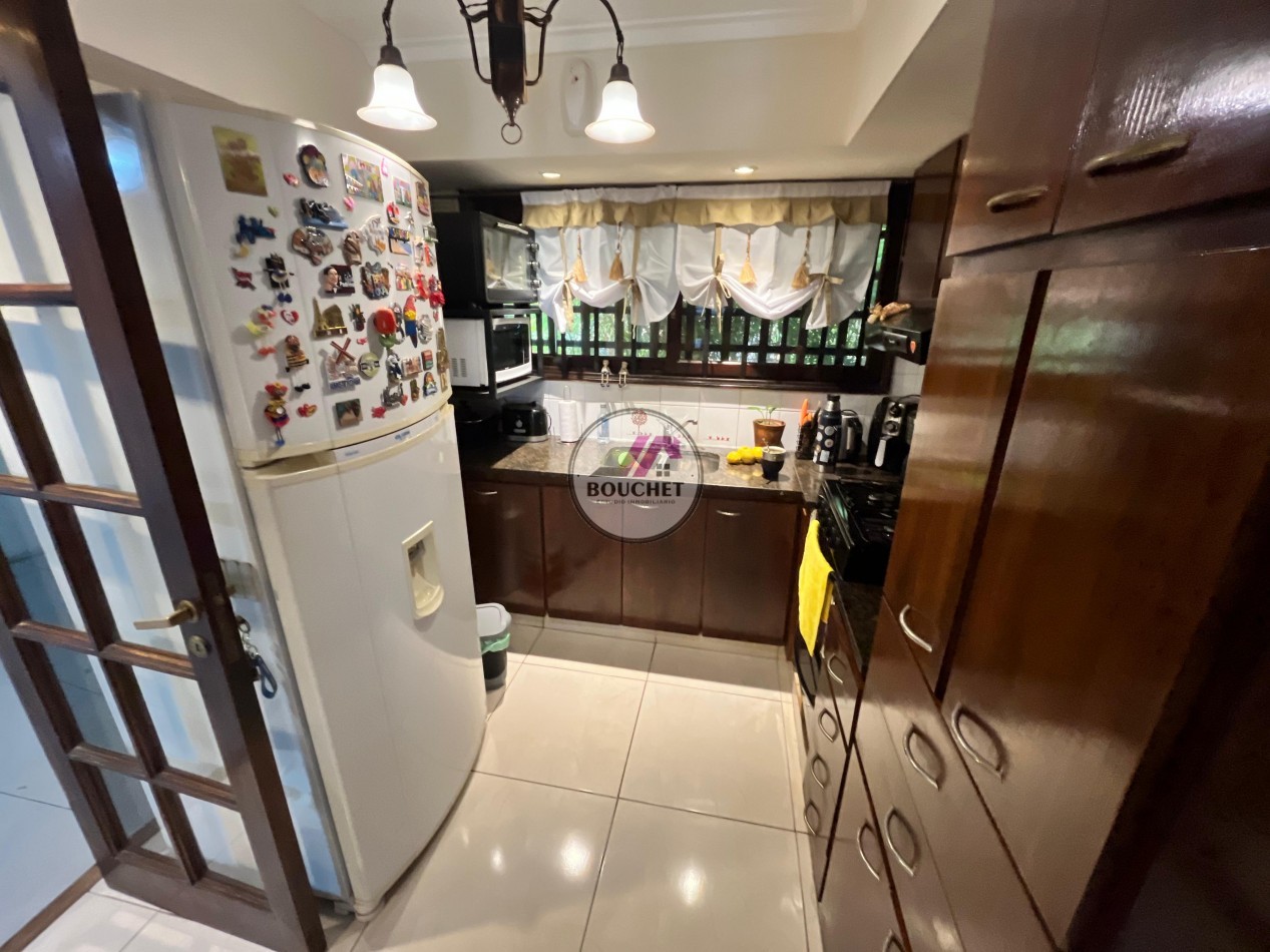 VENDO CASA 5 AMBIENTES CON PILETA EN LAS FAROLAS