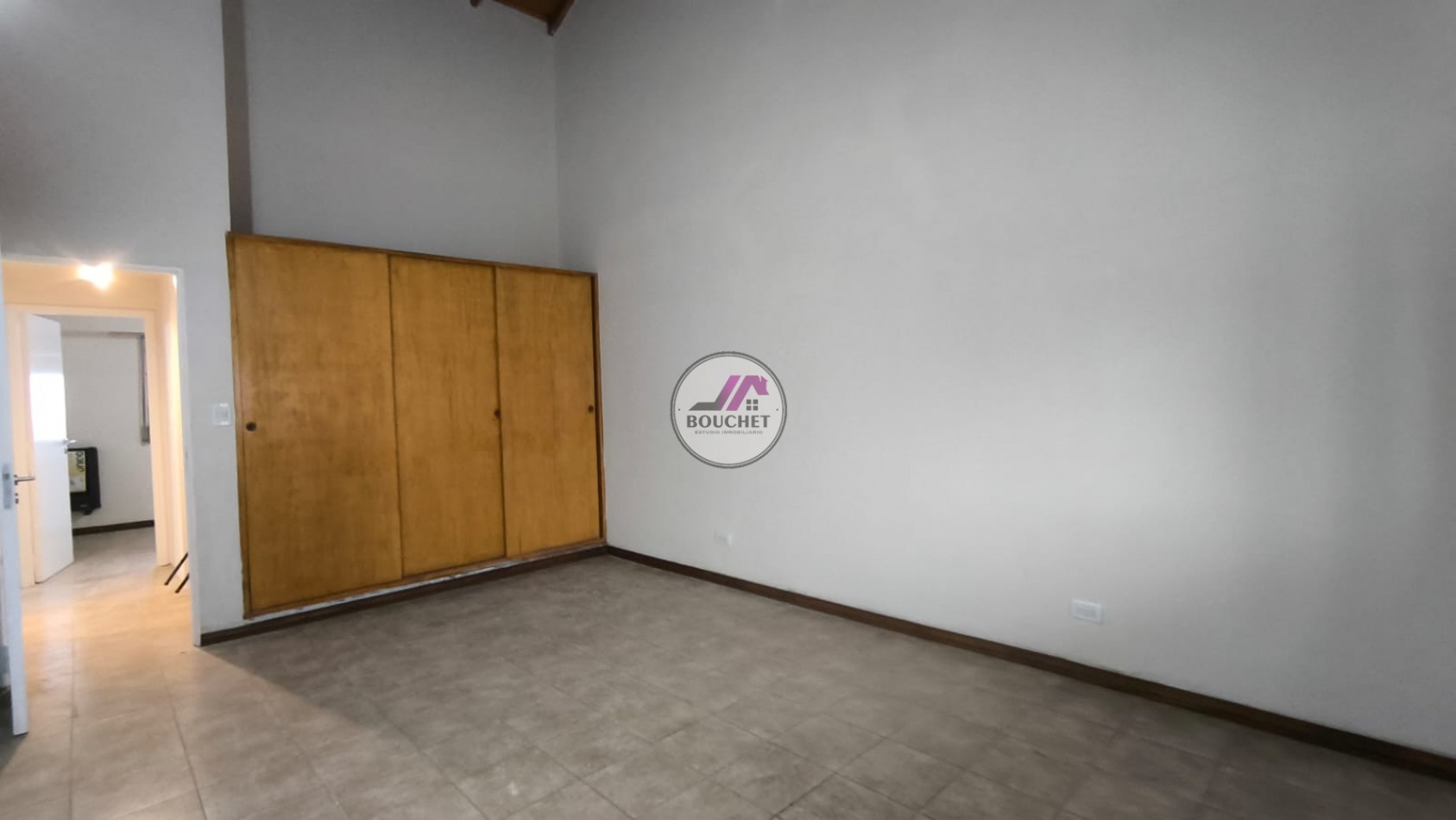 VENDO DUPLEX 4 AMBIENTES CON PATIO Y COCHERA