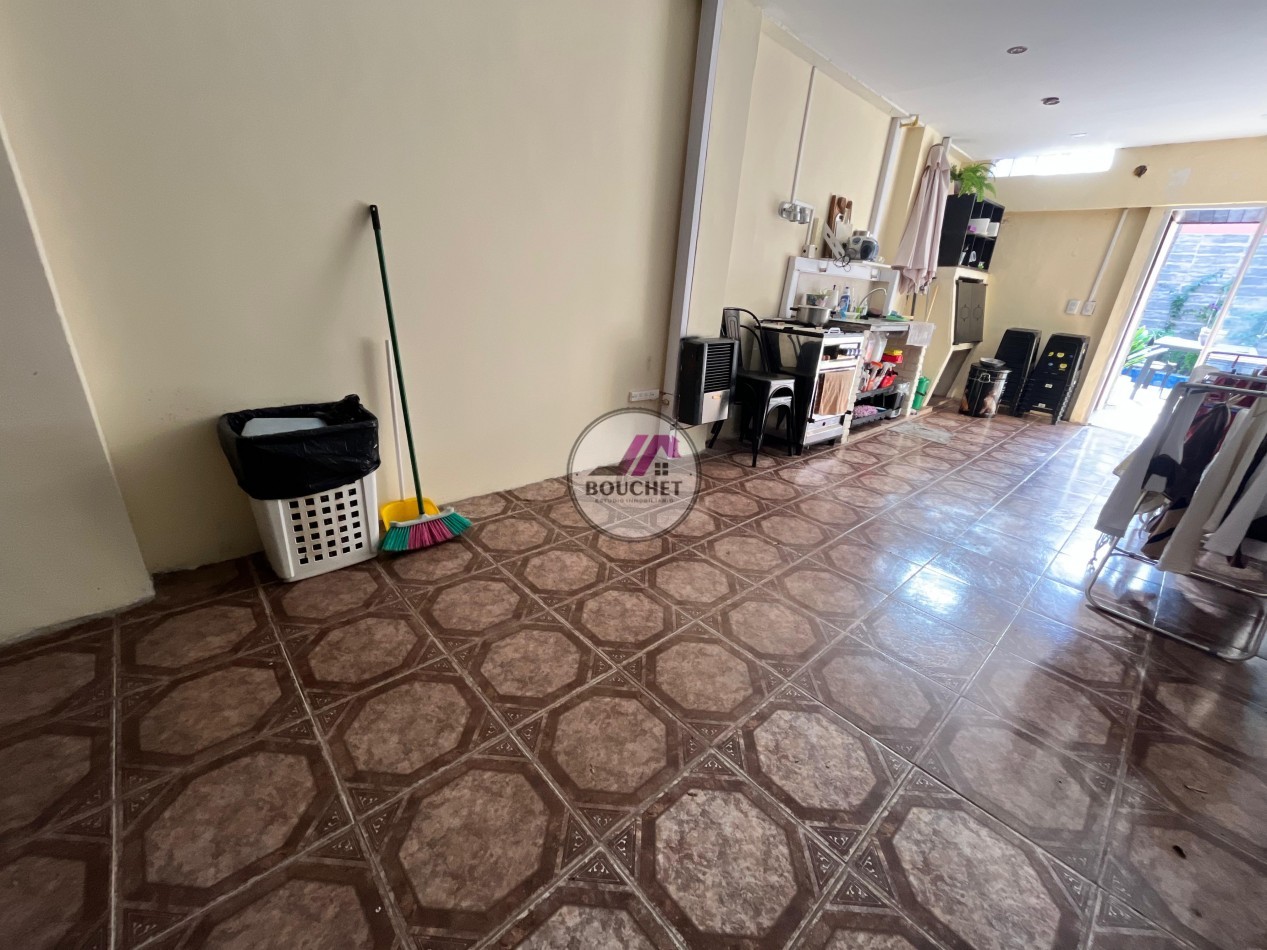 VENDO CASA 5 AMBIENTES CON PILETA EN LAS FAROLAS