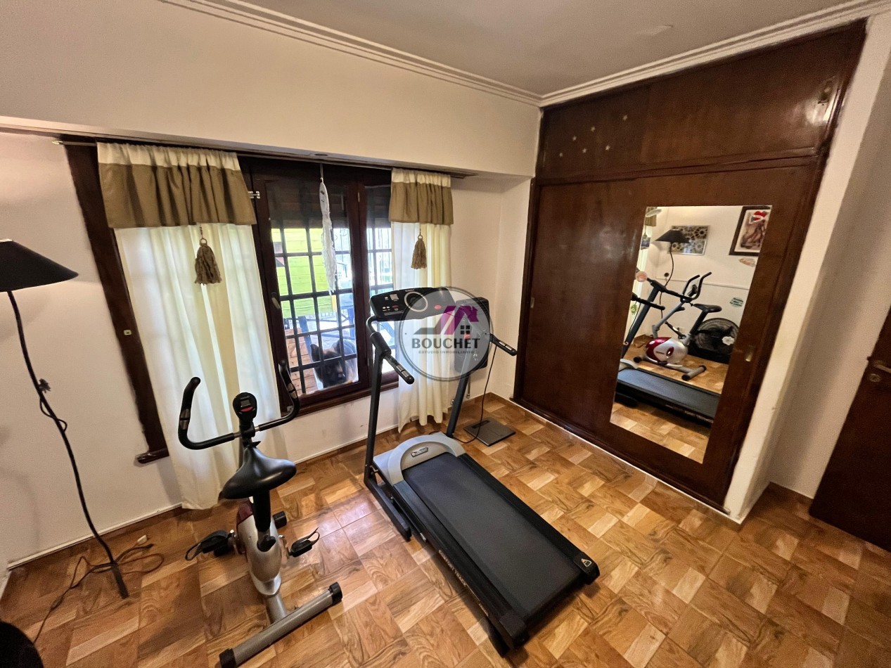 VENDO CASA 5 AMBIENTES CON PILETA EN LAS FAROLAS