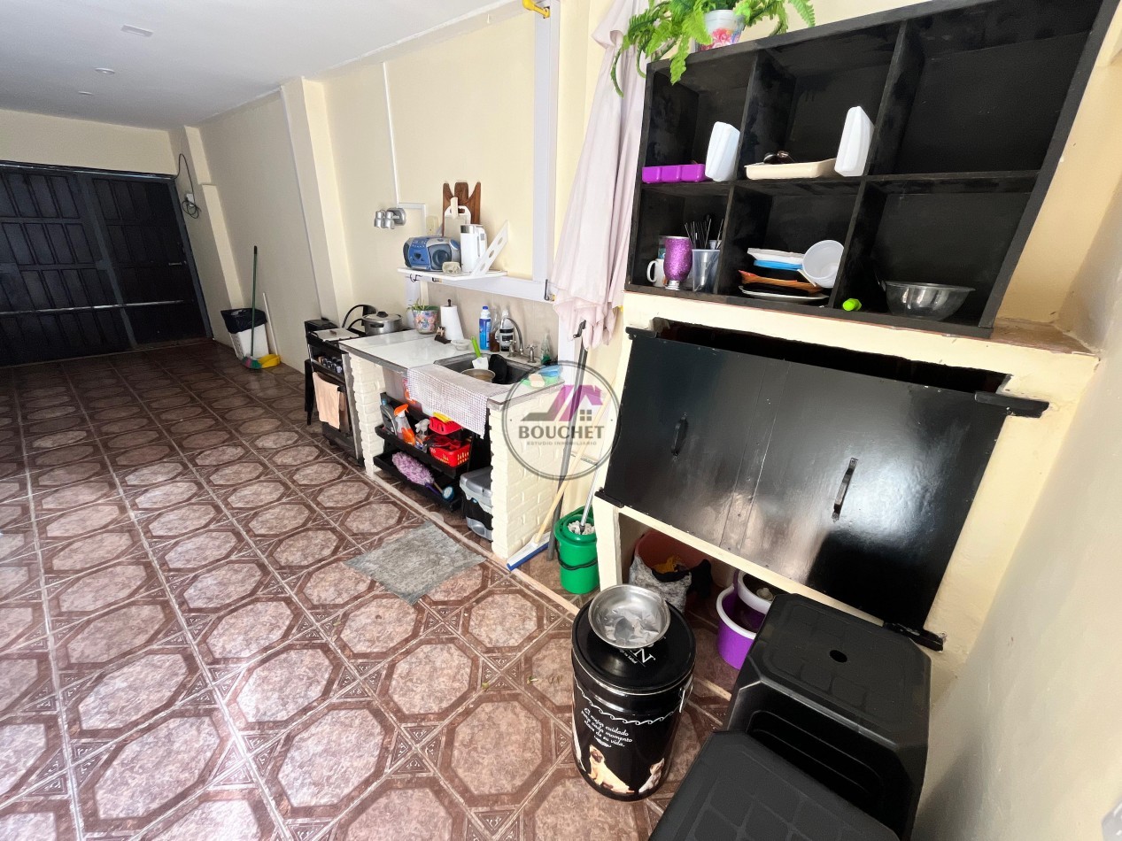 VENDO CASA 5 AMBIENTES CON PILETA EN LAS FAROLAS