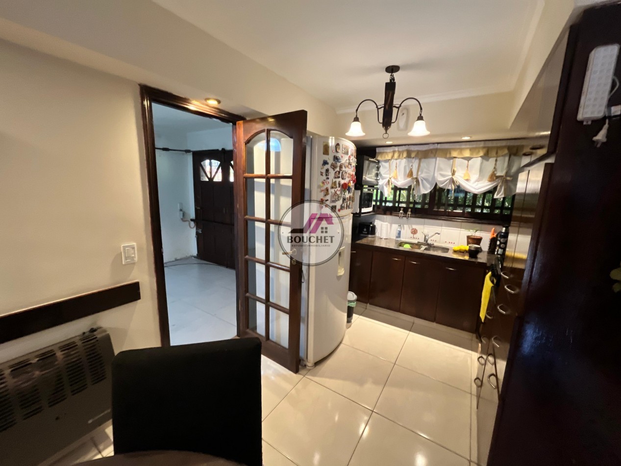 VENDO CASA 5 AMBIENTES CON PILETA EN LAS FAROLAS