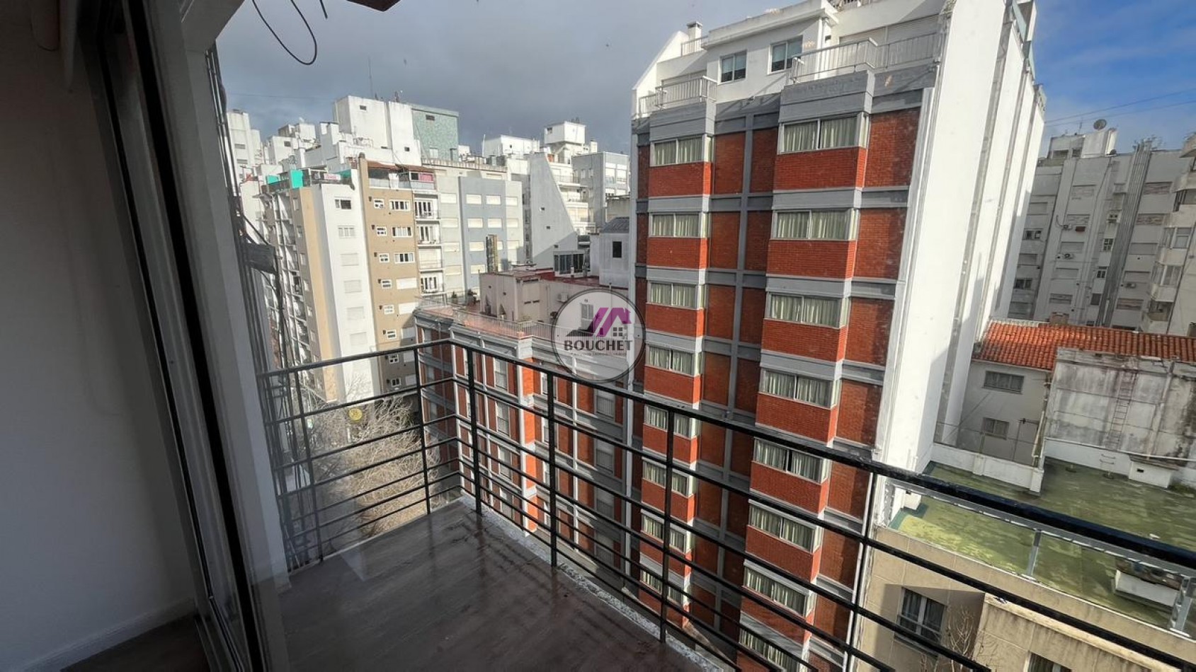 DEPARTAMENTO 2 AMBIENTES A LA CALLE CON BALCON 8VO EN VENTA | CENTRO