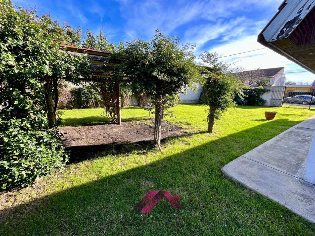 CASA ALPINA 4 AMBIENTES, GARAGE Y PARQUE EN VENTA | PUNTA MOGOTES