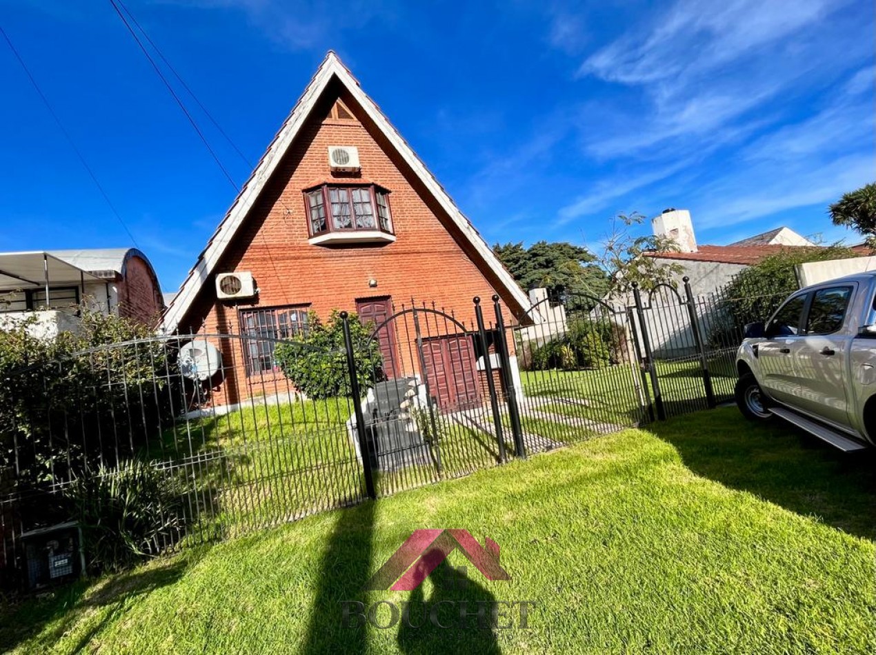 CASA ALPINA 4 AMBIENTES, GARAGE Y PARQUE EN VENTA | PUNTA MOGOTES