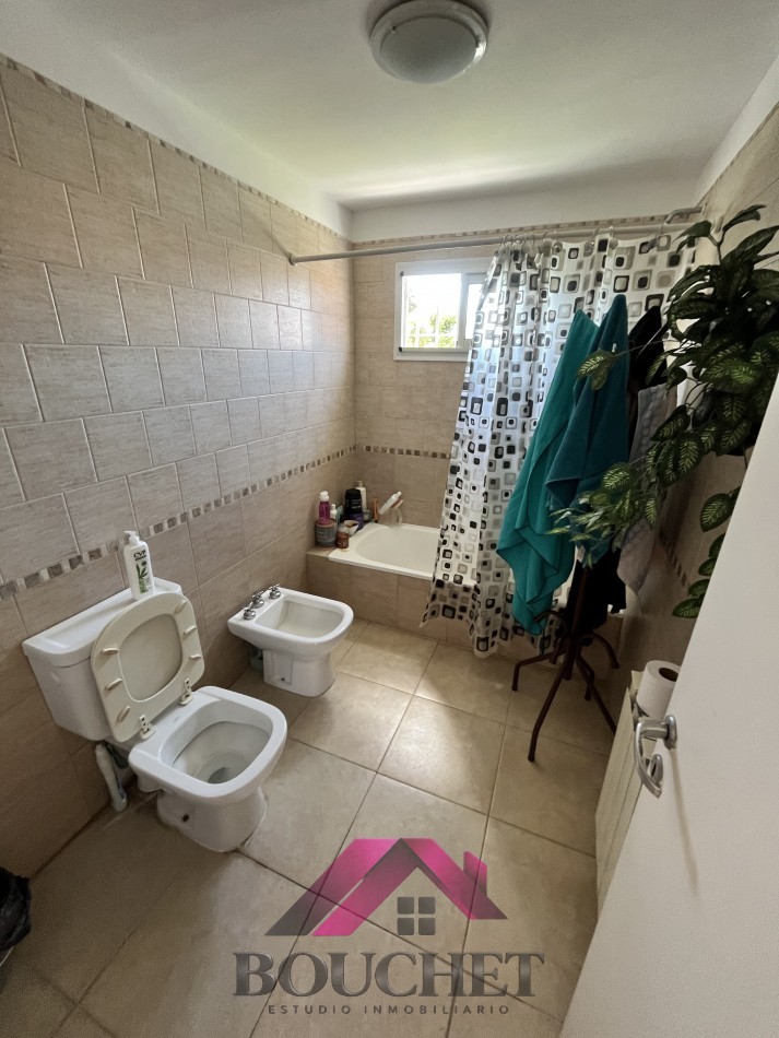VENDO CHALET CON PARQUE 4 AMBIENTES - CONSTITUCION