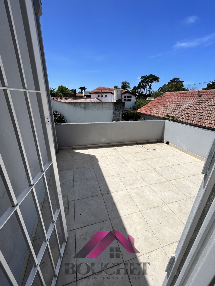 VENDO CHALET CON PARQUE 4 AMBIENTES - CONSTITUCION