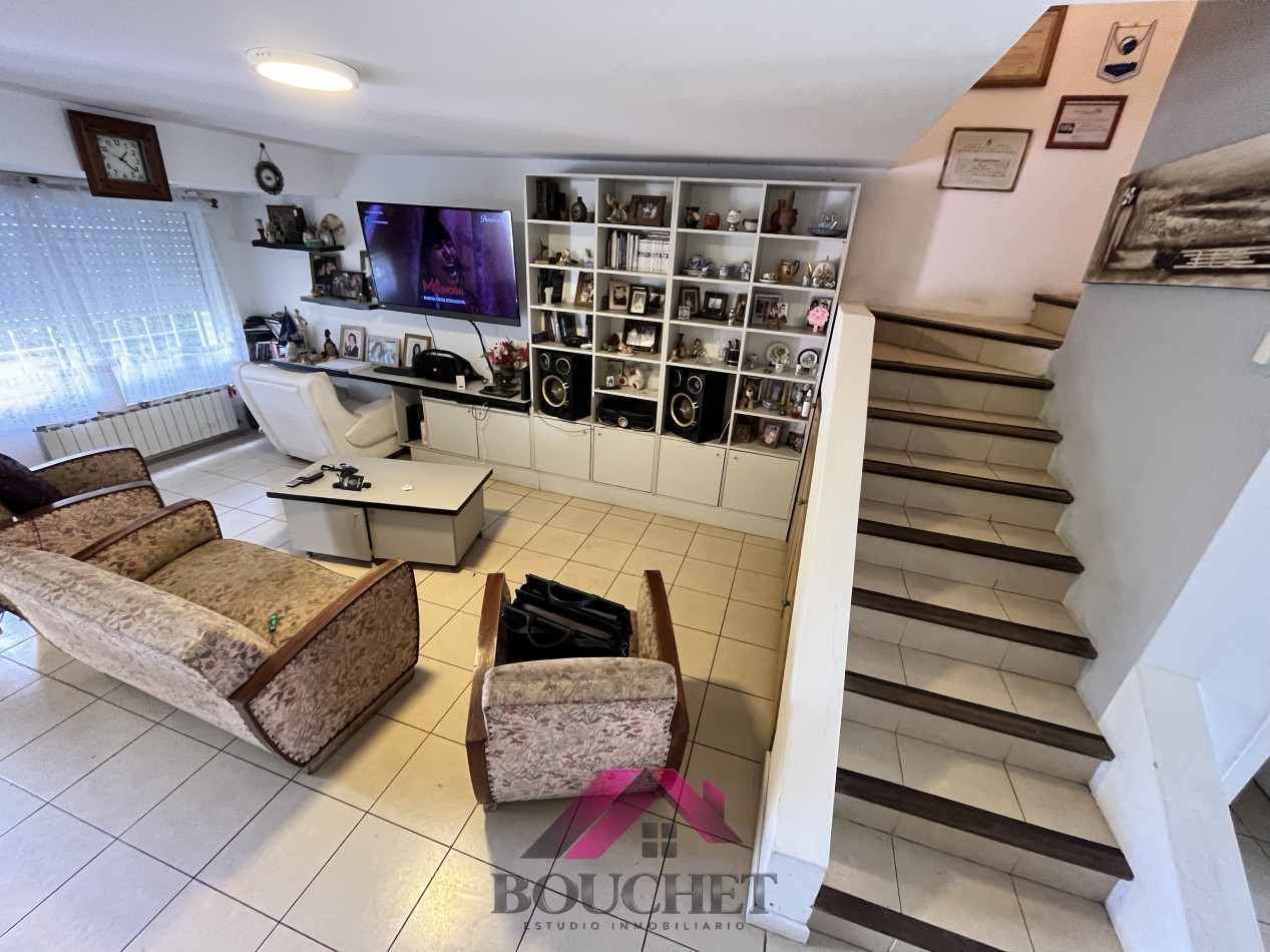 VENDO CHALET CON PARQUE 4 AMBIENTES - CONSTITUCION