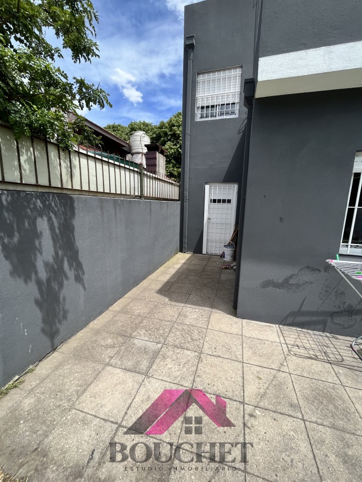 VENDO CHALET CON PARQUE 4 AMBIENTES - CONSTITUCION