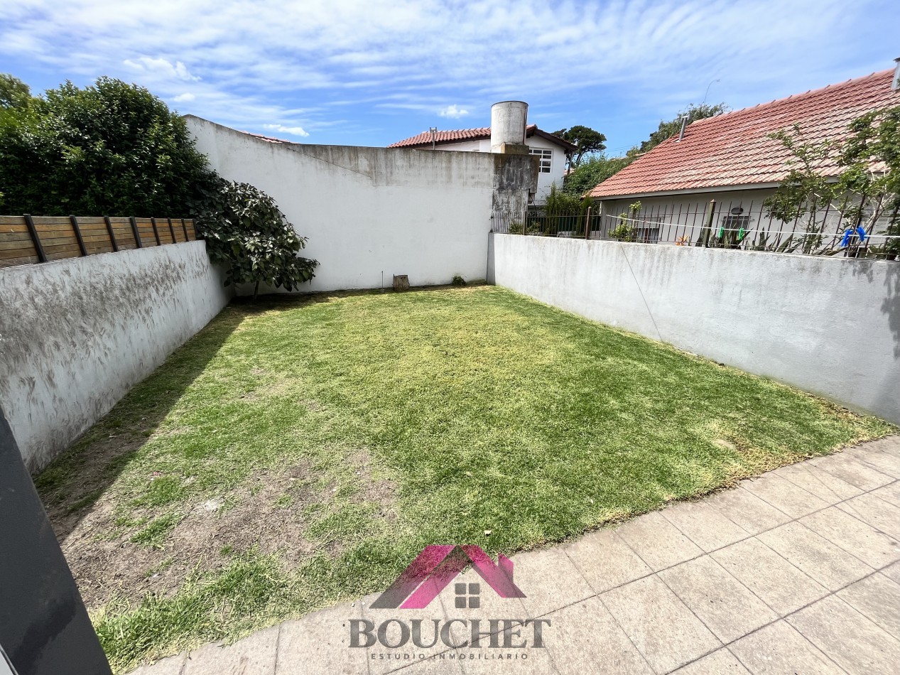 VENDO CHALET CON PARQUE 4 AMBIENTES - CONSTITUCION