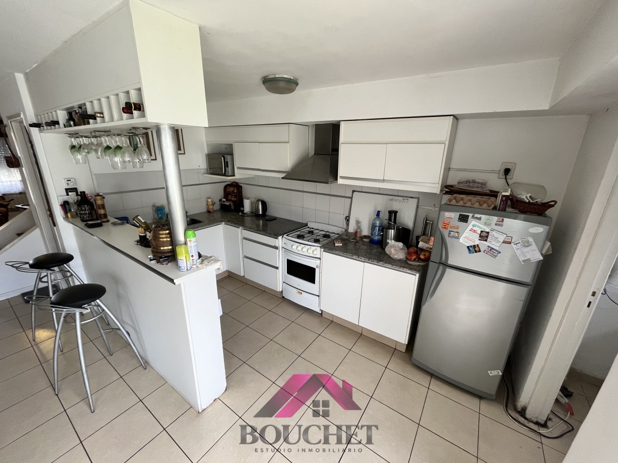 VENDO CHALET CON PARQUE 4 AMBIENTES - CONSTITUCION