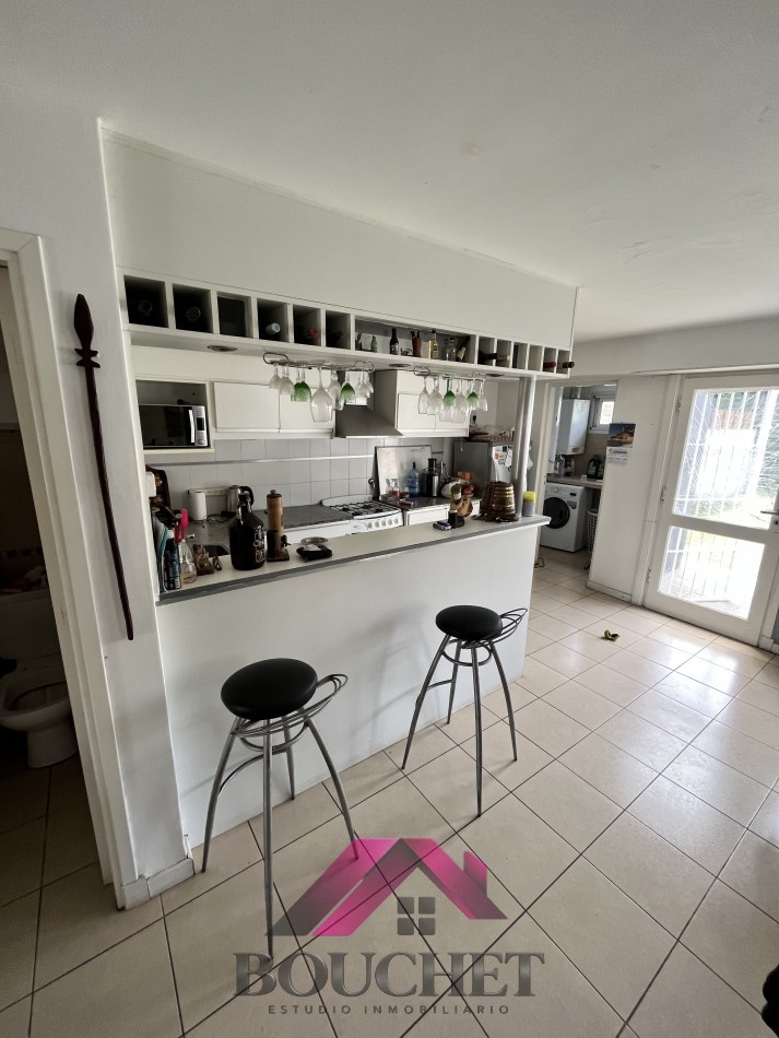 VENDO CHALET CON PARQUE 4 AMBIENTES - CONSTITUCION