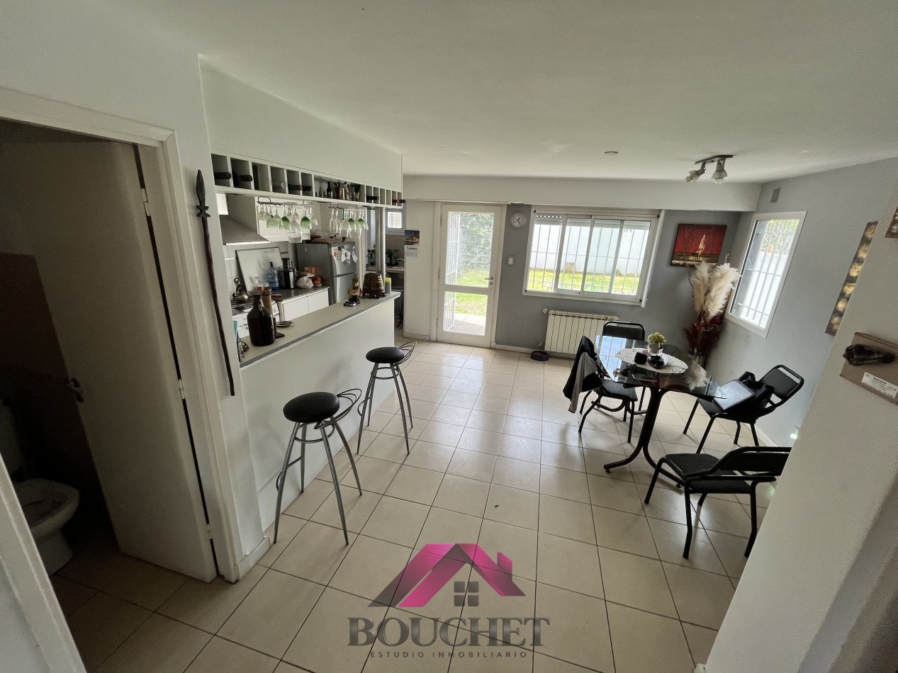 VENDO CHALET CON PARQUE 4 AMBIENTES - CONSTITUCION