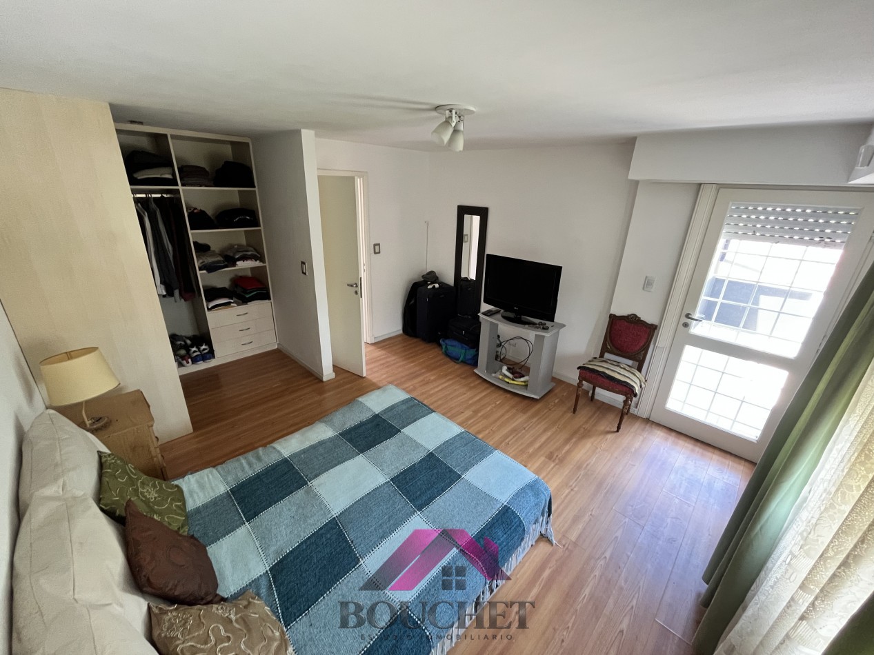 VENDO CHALET CON PARQUE 4 AMBIENTES - CONSTITUCION