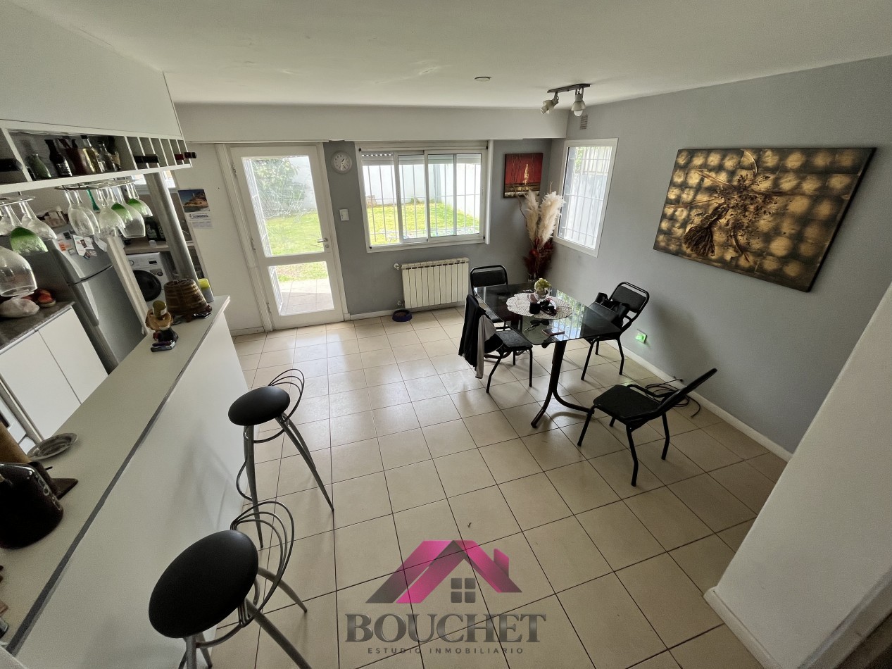 VENDO CHALET CON PARQUE 4 AMBIENTES - CONSTITUCION