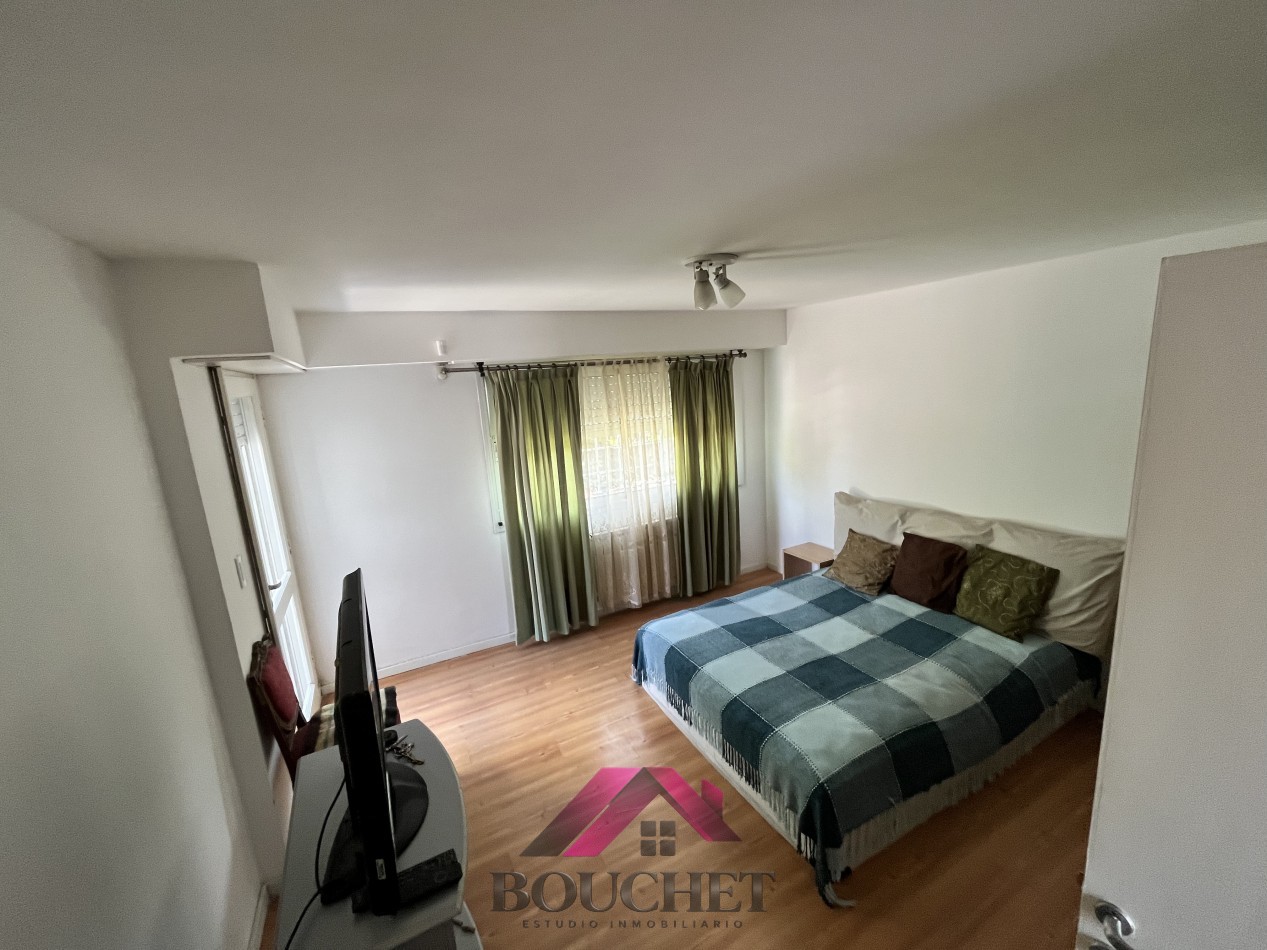VENDO CHALET CON PARQUE 4 AMBIENTES - CONSTITUCION