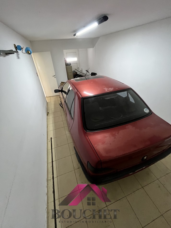 VENDO CHALET CON PARQUE 4 AMBIENTES - CONSTITUCION