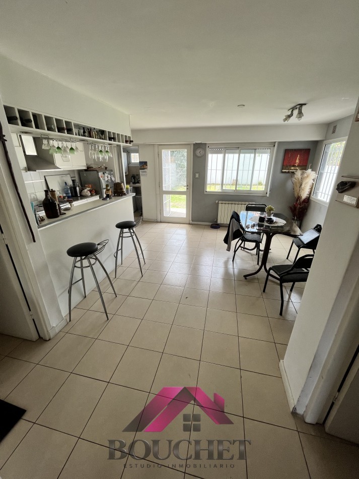 VENDO CHALET CON PARQUE 4 AMBIENTES - CONSTITUCION
