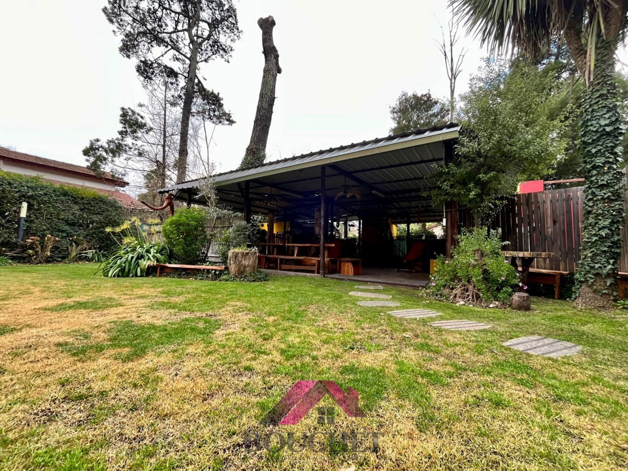 VENDO CHALET 5 AMBIENTES CON PARQUE Y QUINCHO 