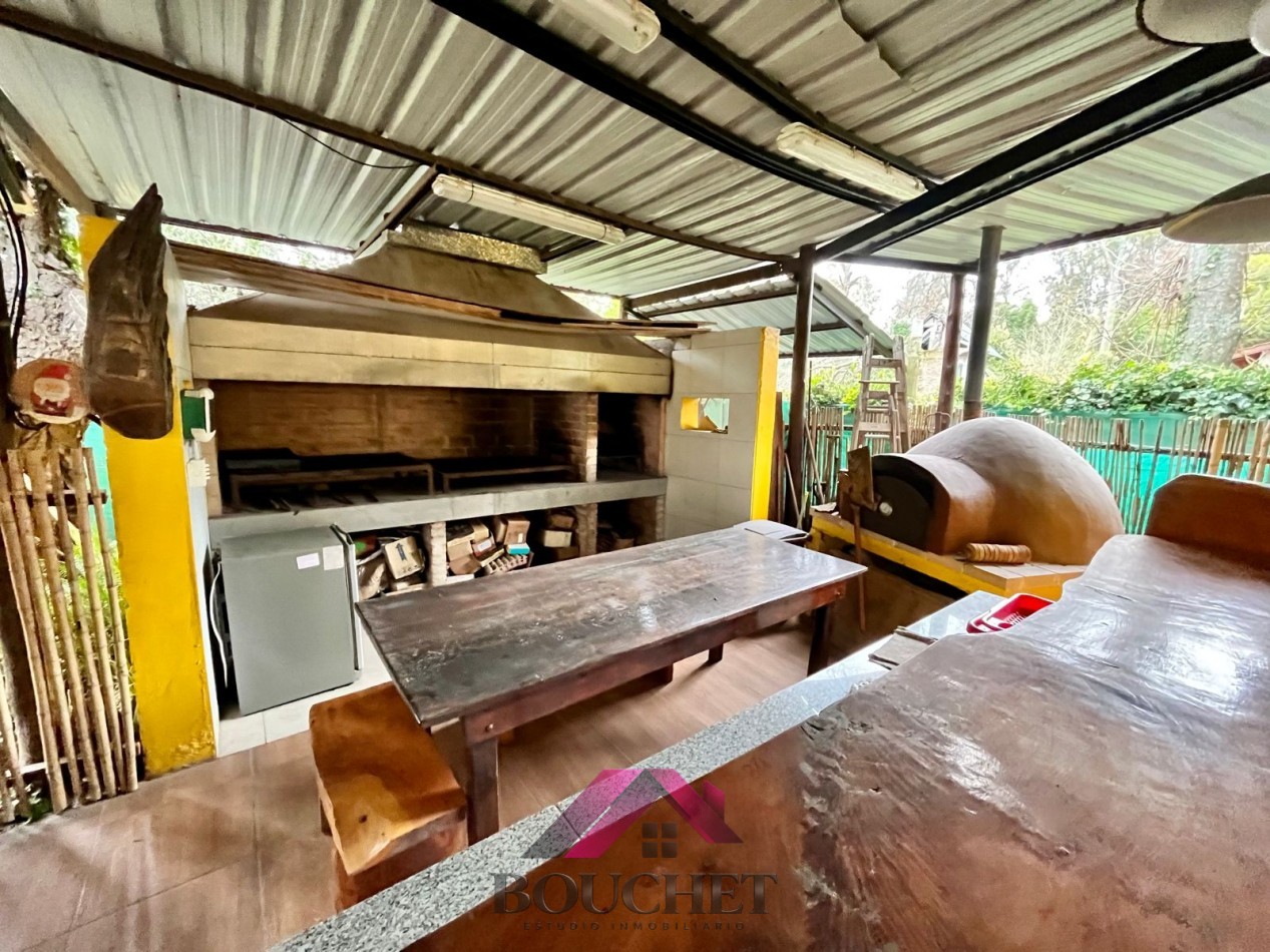 VENDO CHALET 5 AMBIENTES CON PARQUE Y QUINCHO 
