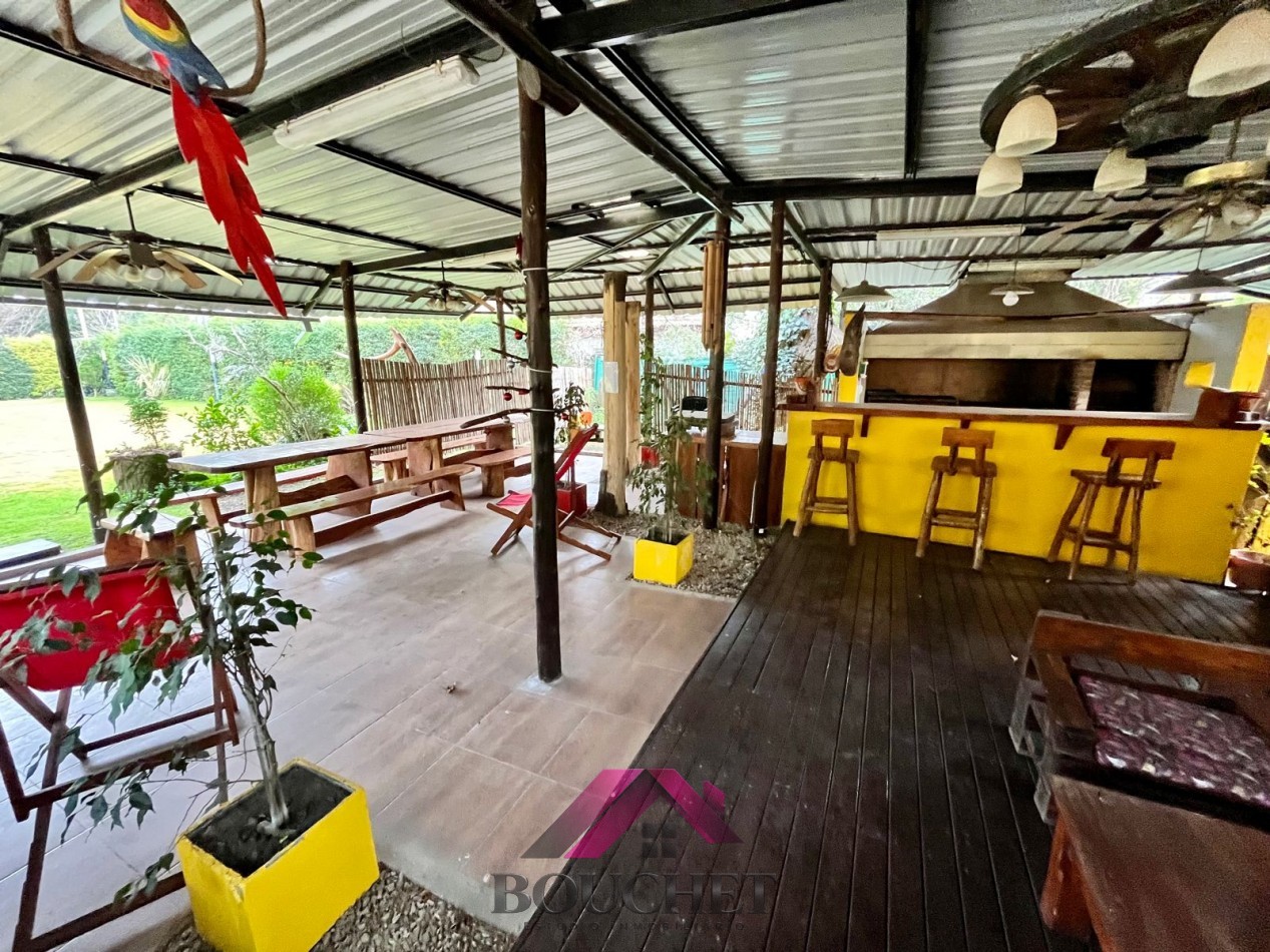 VENDO CHALET 5 AMBIENTES CON PARQUE Y QUINCHO 