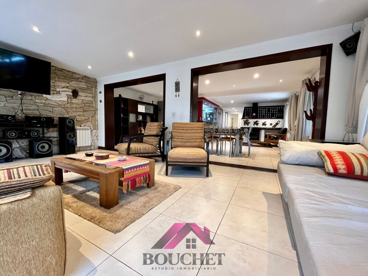 VENDO CHALET 5 AMBIENTES CON PARQUE Y QUINCHO 