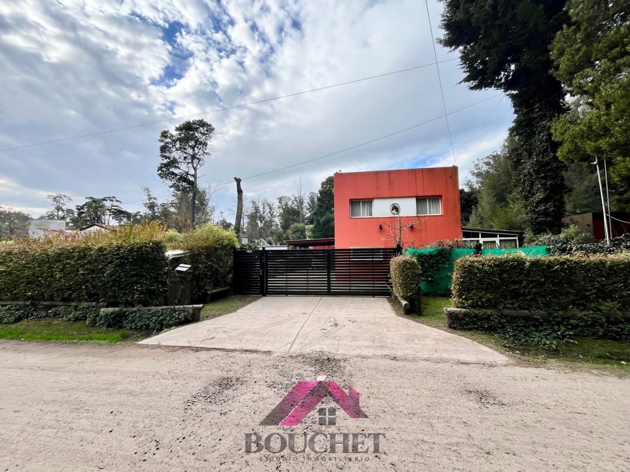 VENDO CHALET 5 AMBIENTES CON PARQUE Y QUINCHO 