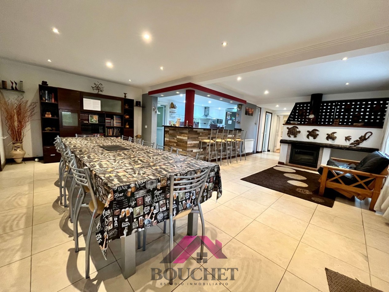VENDO CHALET 5 AMBIENTES CON PARQUE Y QUINCHO 