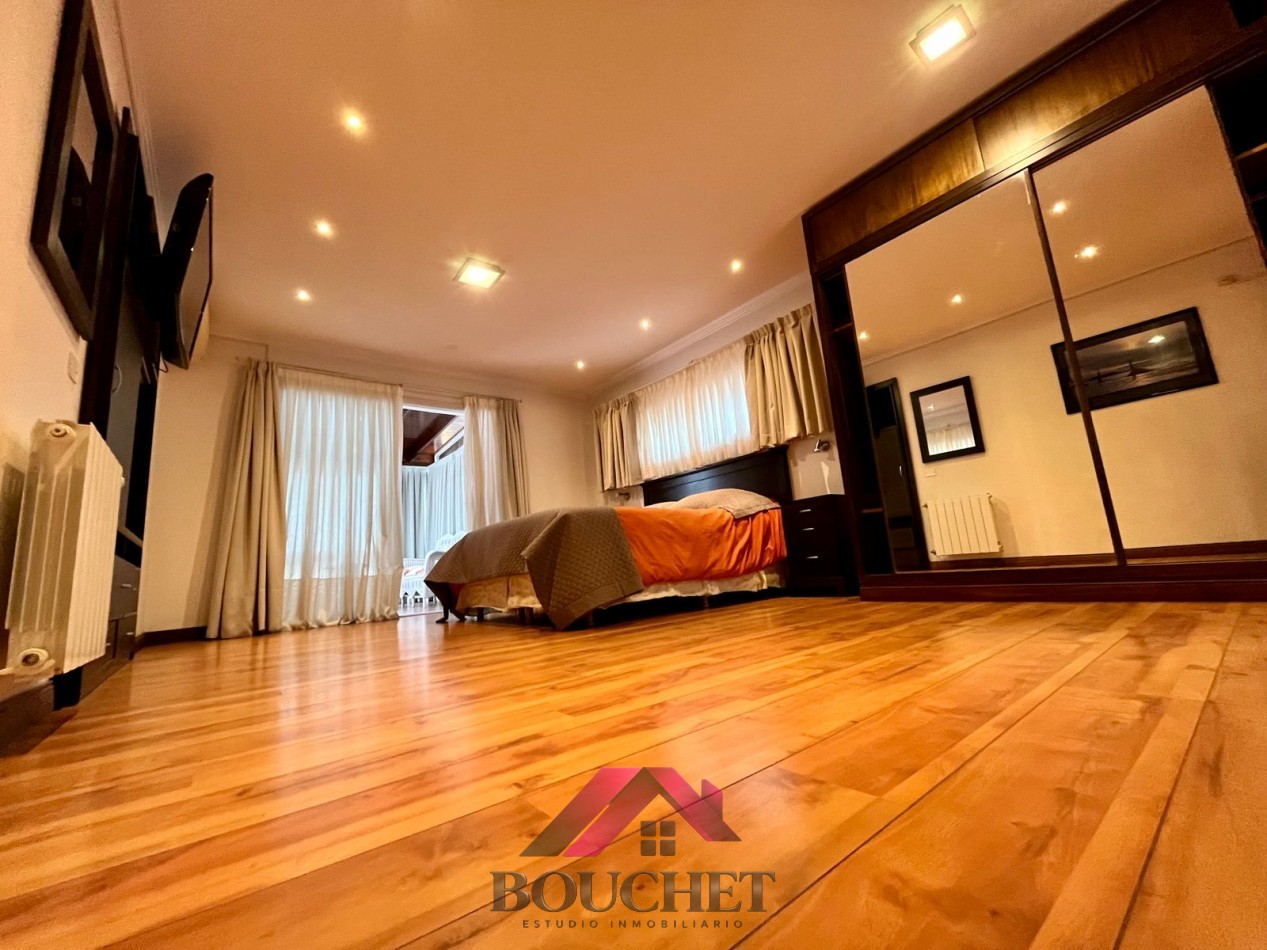 VENDO CHALET 5 AMBIENTES CON PARQUE Y QUINCHO 