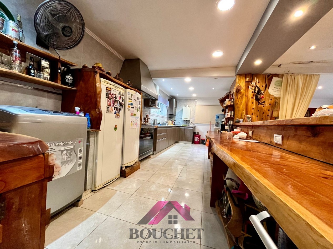 VENDO CHALET 5 AMBIENTES CON PARQUE Y QUINCHO 