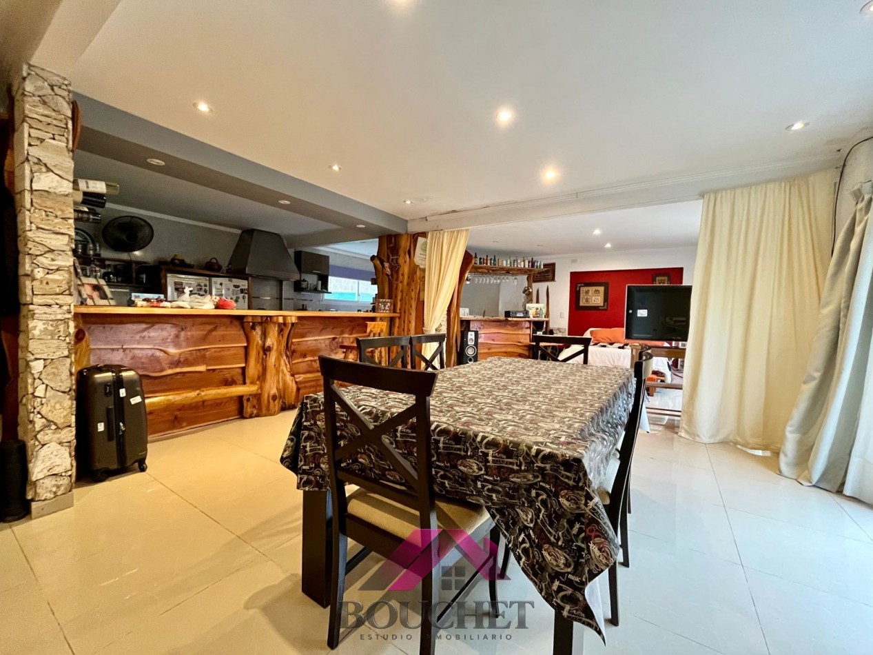 VENDO CHALET 5 AMBIENTES CON PARQUE Y QUINCHO 