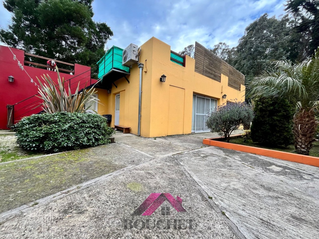 VENDO CHALET 5 AMBIENTES CON PARQUE Y QUINCHO 