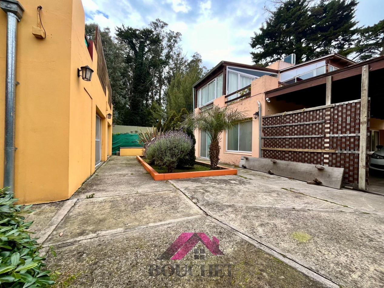 VENDO CHALET 5 AMBIENTES CON PARQUE Y QUINCHO 