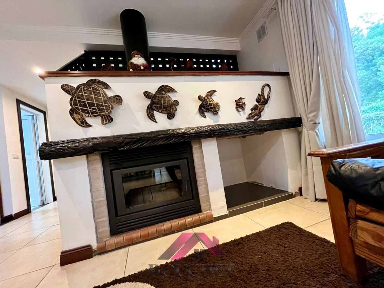 VENDO CHALET 5 AMBIENTES CON PARQUE Y QUINCHO 