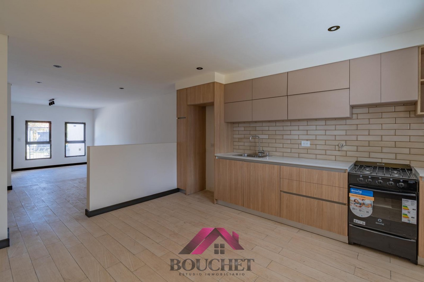 CASA 3 AMBIENTES CON PARQUE A ESTRENAR EN VENTA | SAN JOSE