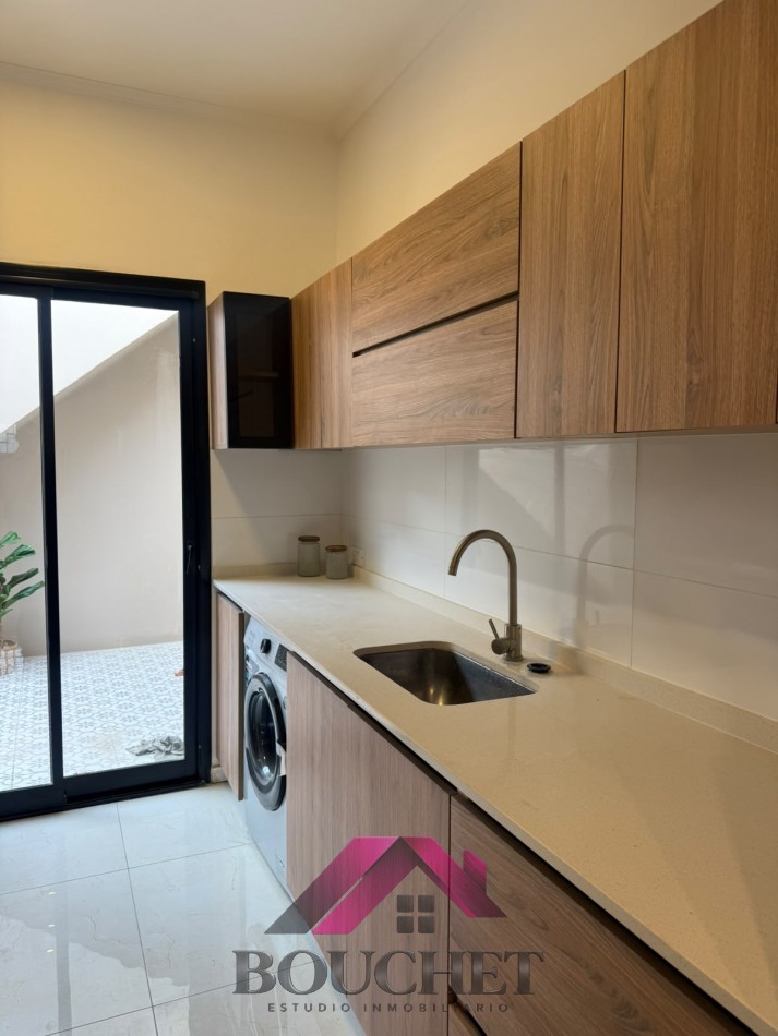 CHALET EN PH DE 4 AMBIENTES CON GARAJE, PATIO Y TERRAZA EN VENTA | LA PERLA