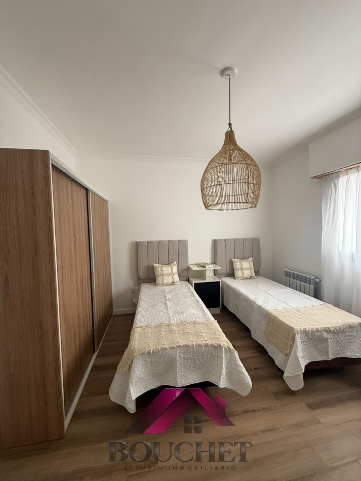 CHALET EN PH DE 4 AMBIENTES CON GARAJE, PATIO Y TERRAZA EN VENTA | LA PERLA