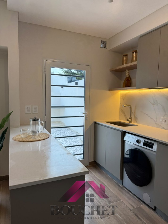 DUPLEX 4 AMBIENTES CON PATIO Y COCHERA RECICLADO EN VENTA | PARQUE LURO