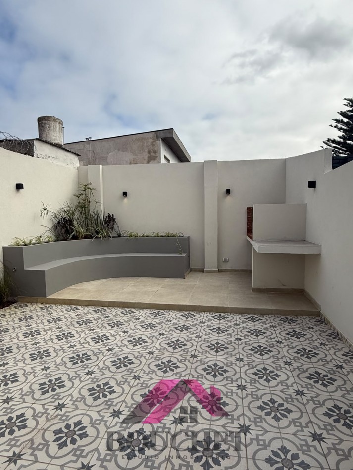 DUPLEX 4 AMBIENTES CON PATIO Y COCHERA RECICLADO EN VENTA | PARQUE LURO