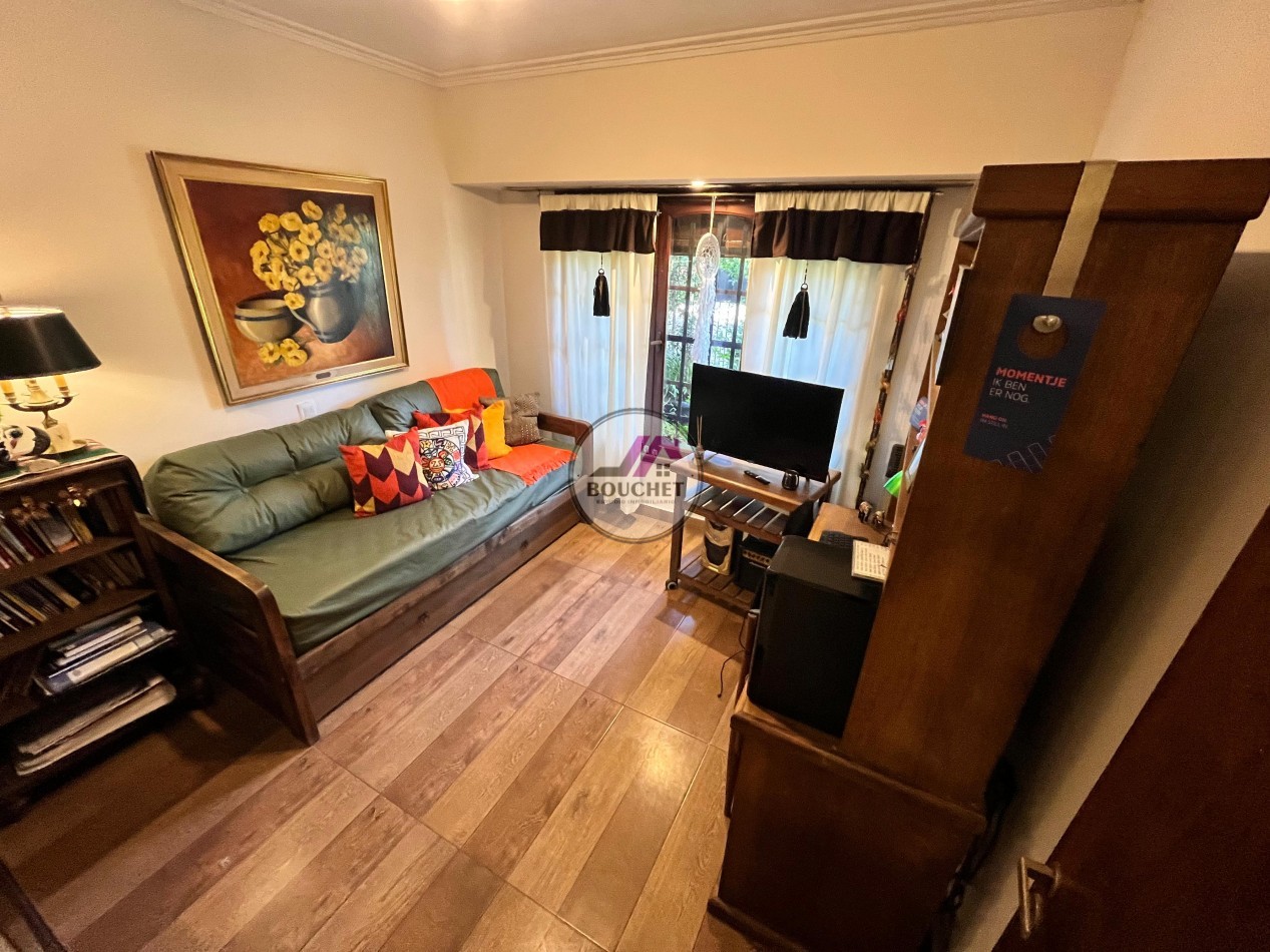 VENDO CASA 5 AMBIENTES CON PILETA EN LAS FAROLAS