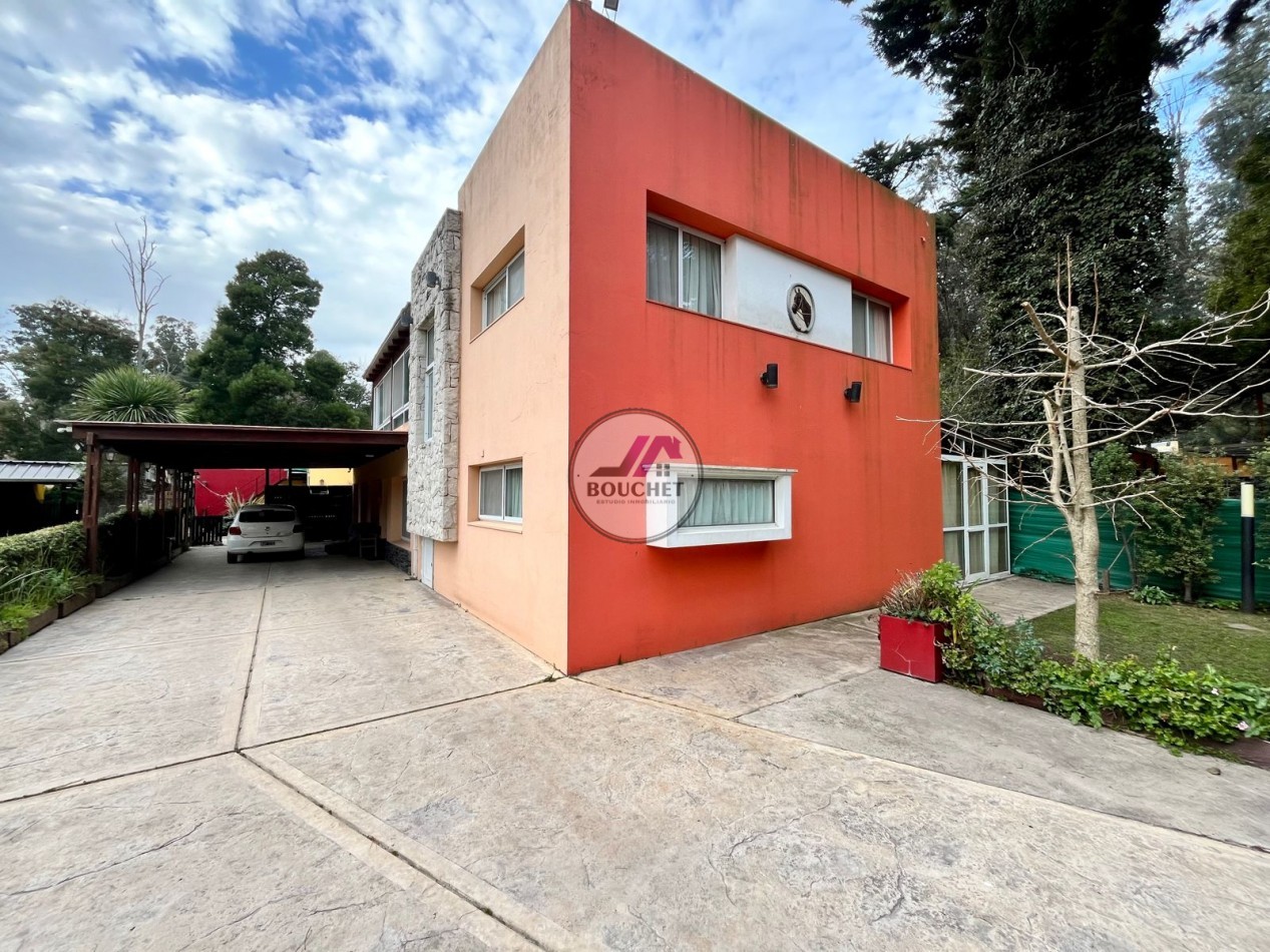 VENDO CHALET 5 AMBIENTES CON PARQUE Y QUINCHO 