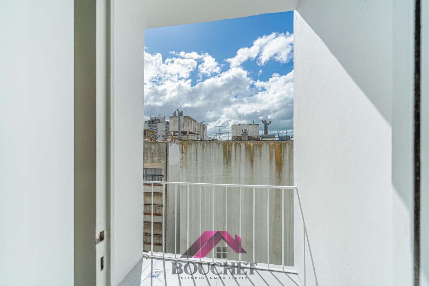 DEPARTAMENTO 2 AMBIENTES CON BALCON EN VENTA | CENTRO