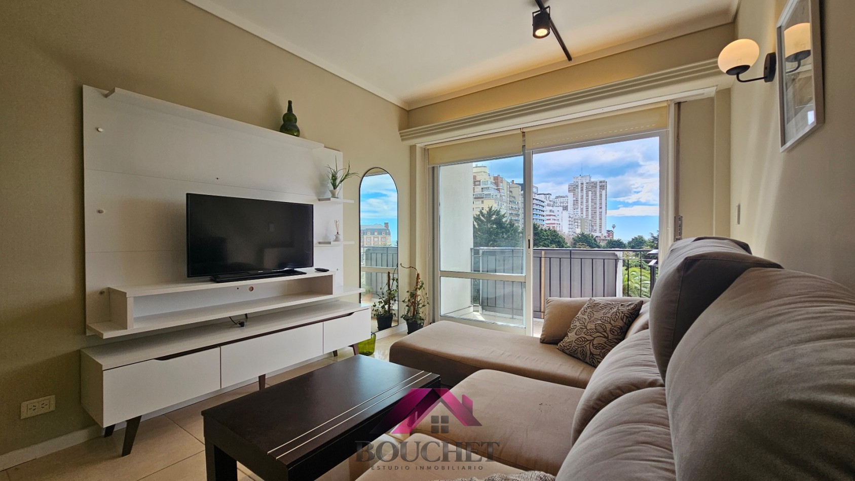 DEPARTAMENTO 2 AMBIENTES CON BALCON FRENTE A LA PLAZA EN VENTA | PLAZA COLON