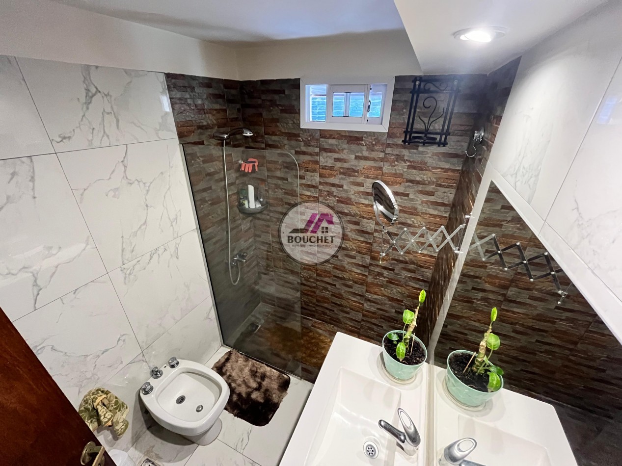VENDO CASA 5 AMBIENTES CON PILETA EN LAS FAROLAS
