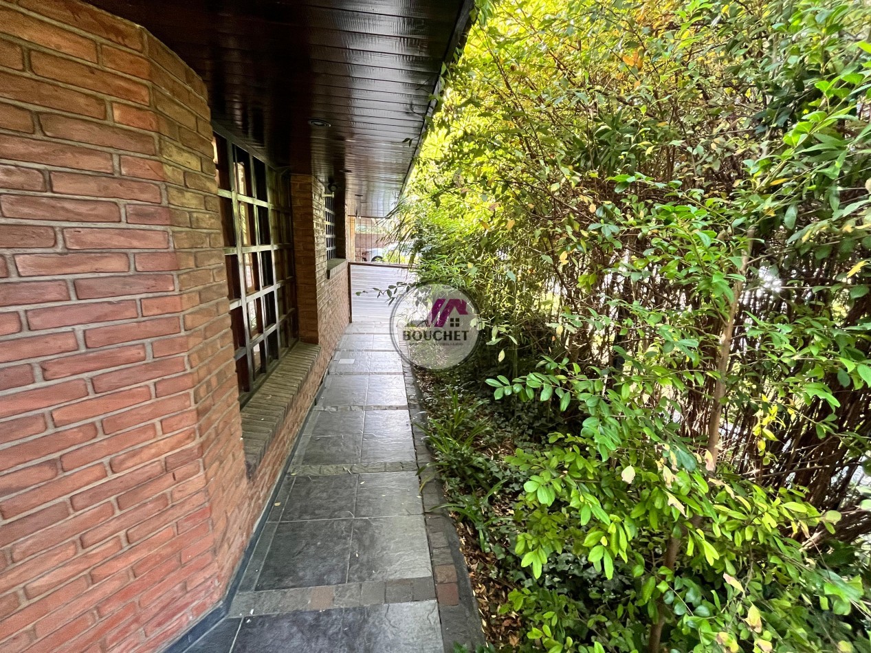 VENDO CASA 5 AMBIENTES CON PILETA EN LAS FAROLAS