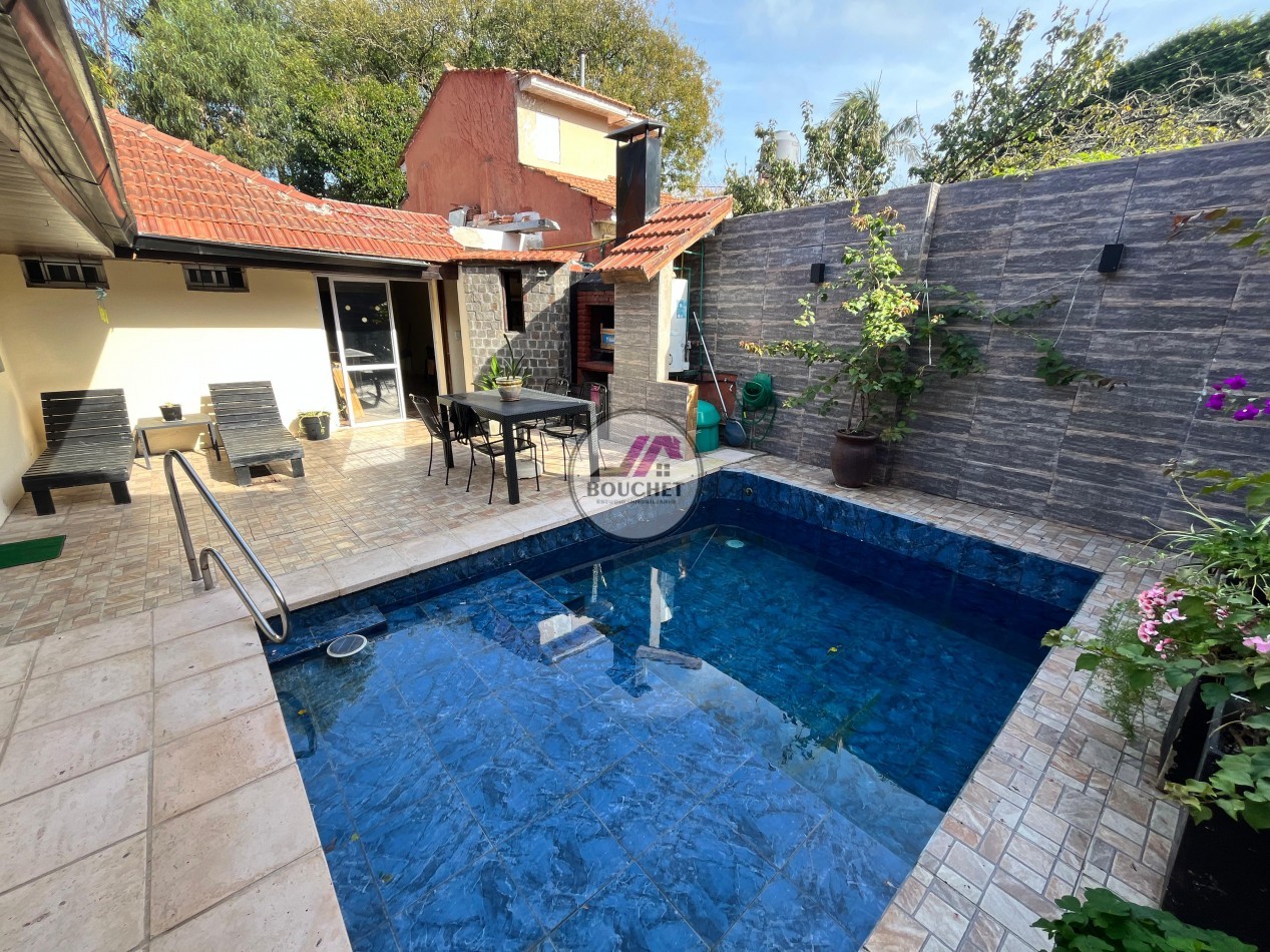 VENDO CASA 5 AMBIENTES CON PILETA EN LAS FAROLAS