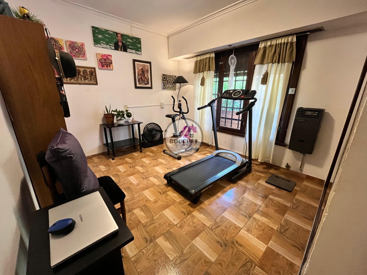 VENDO CASA 5 AMBIENTES CON PILETA EN LAS FAROLAS